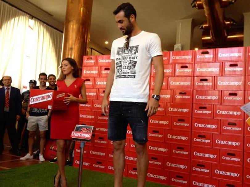 Vicente Iborra, 26 anni,  stato il pi fortunato di tutti: con i suoi 88 chilogrammi ha vinto il maggior numero di bottiglie rispetto a tutti i suoi compagni di squadra. @SevillaFC